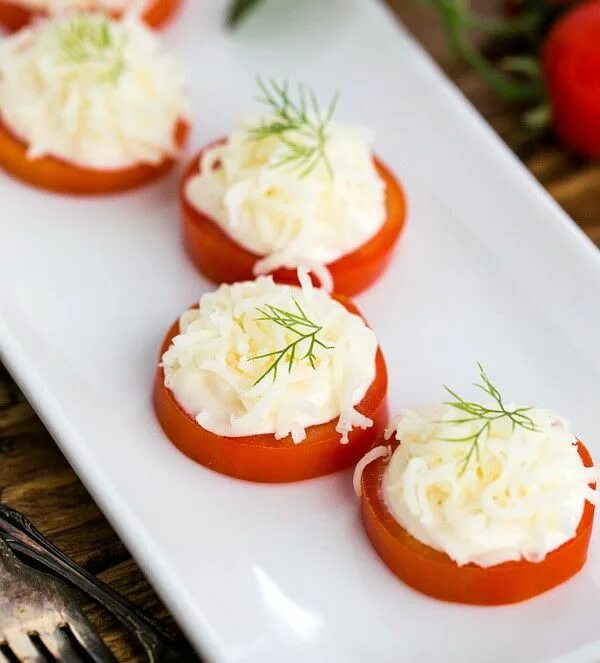 Помидор с сыром фото Помидоры с сыром и майонезом Cheese appetizers, Tomato appetizers, Cheese snack 