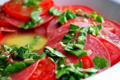 Помидора с колбасой с фото Tomato and Salami Salad Tomato, Salad, Recipes