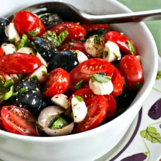 Помидоры базилик моцарелла рецепт с фото Tomato, Olive, and Fresh Mozzarella Salad with Basil Vinaigrette from KalynsKitc