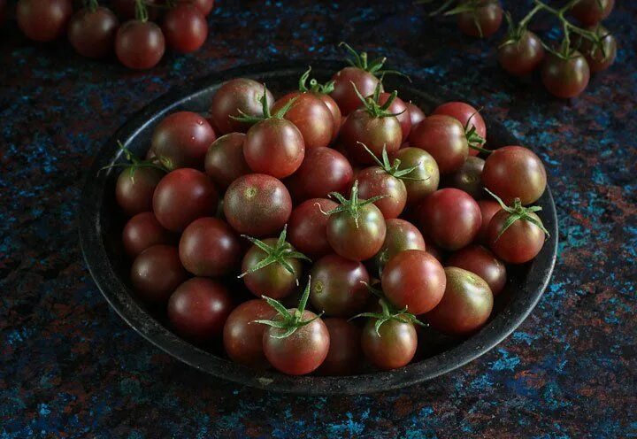 Помидоры черные черри сорта с фото Tomatoes, tomatoes, tomatoes + black cherry tomato sauce Black cherry tomato, Ch