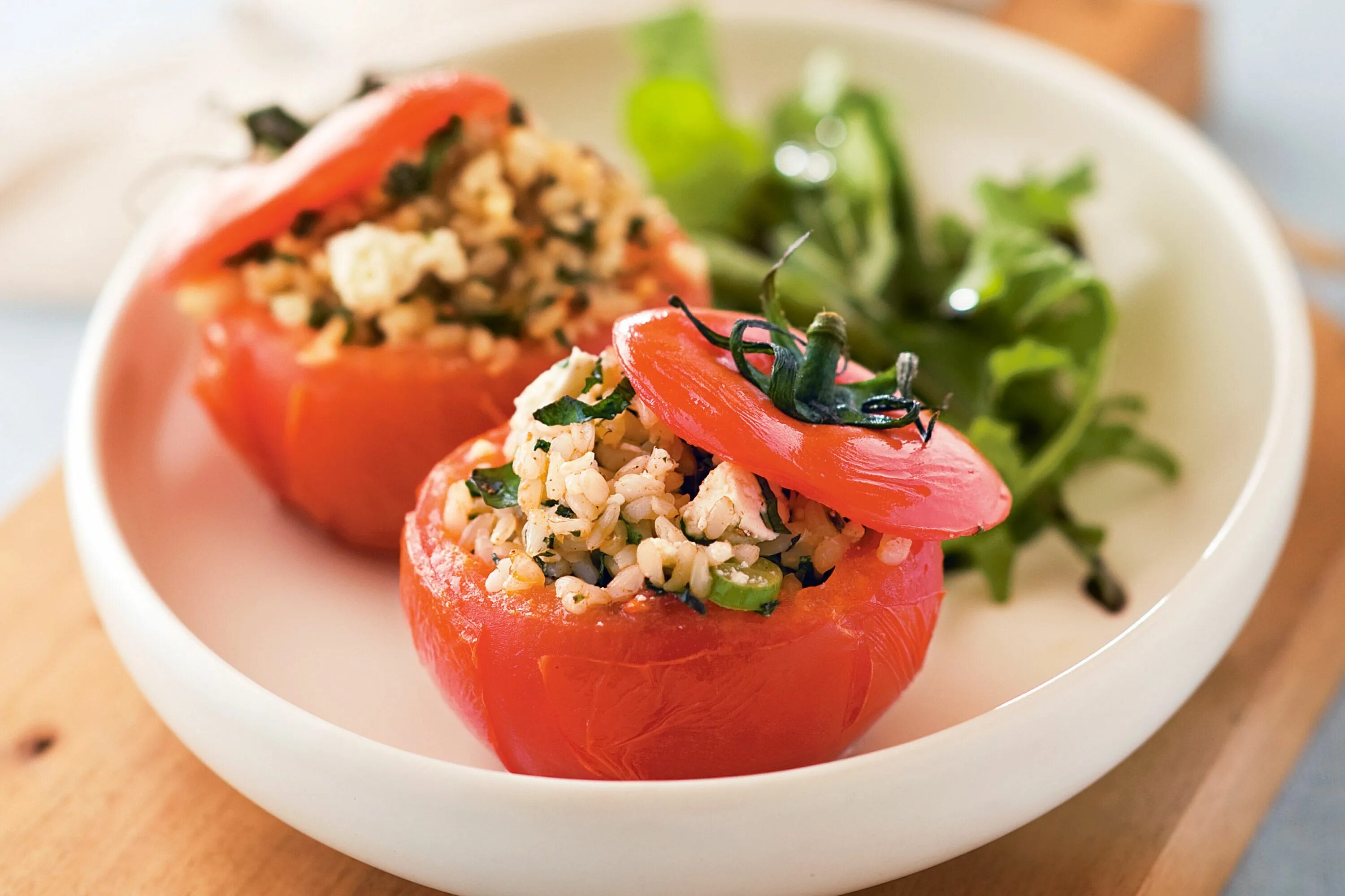 Помидоры фаршированные фото Brown rice, feta and mint stuffed tomatoes Resep