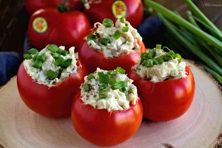 Помидоры фаршированные фото Plump, juicy tomatoes stuffed with Chicken Bacon Ranch Salad make these Bacon Ra