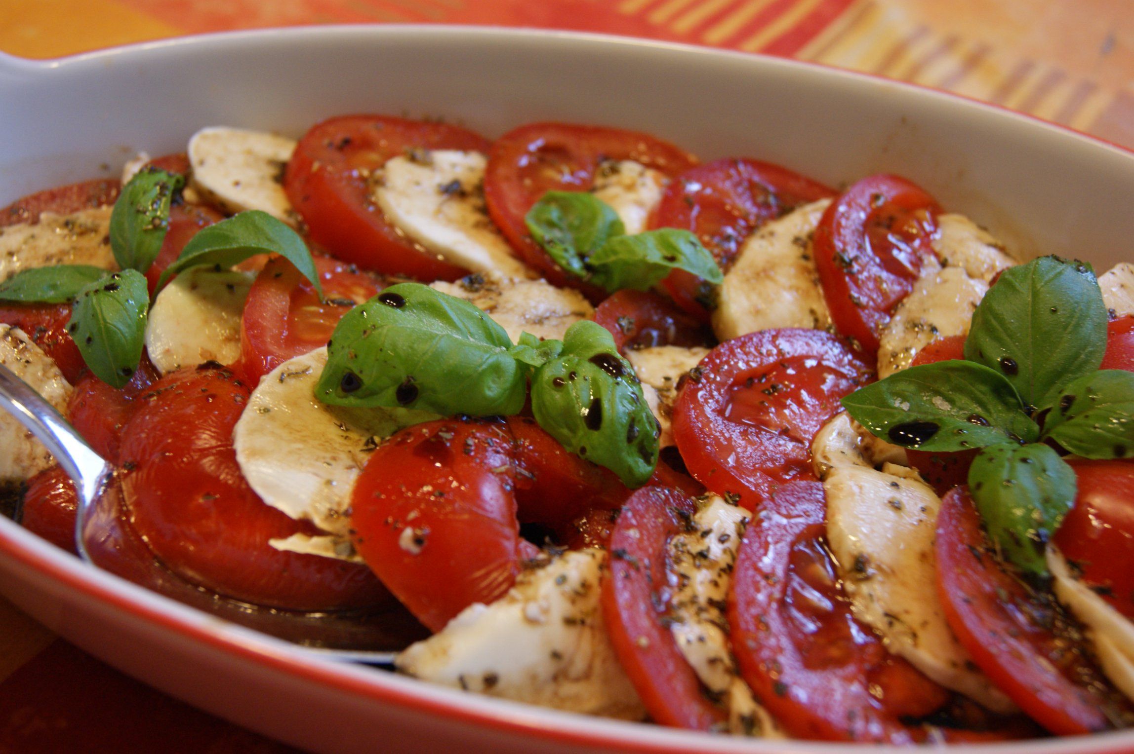 Помидоры капрезе рецепт с фото пошагово Caprese - Tomatoes, Mozzarella, and Basil salad Caprese, Salad, Yummy appetizers