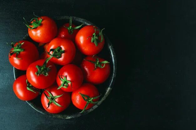 Помидоры на столе фото Free Photo Fresh organic red tomatoes in black plate, close up, healthy concept,