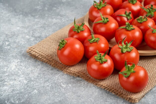 Помидоры на столе фото Free Photo Fresh organic red tomatoes in black plate on white wooden table with 