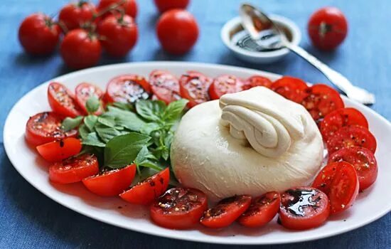 Помидоры с бураттой рецепт с фото пошагово Caprese Salad With Burrata Cheese Recipe Caprese salad, Burrata cheese, Caprese