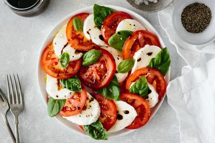 Помидоры с моцарелла рецепт фото сыром The best Caprese Salad made from fresh tomatoes, mozzarella and basil leaves! It