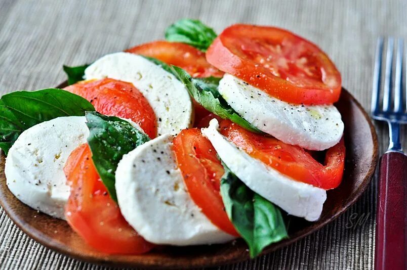 Помидоры с моцарелла рецепт фото сыром caprese salad Recipes, Food, Healthy recipes