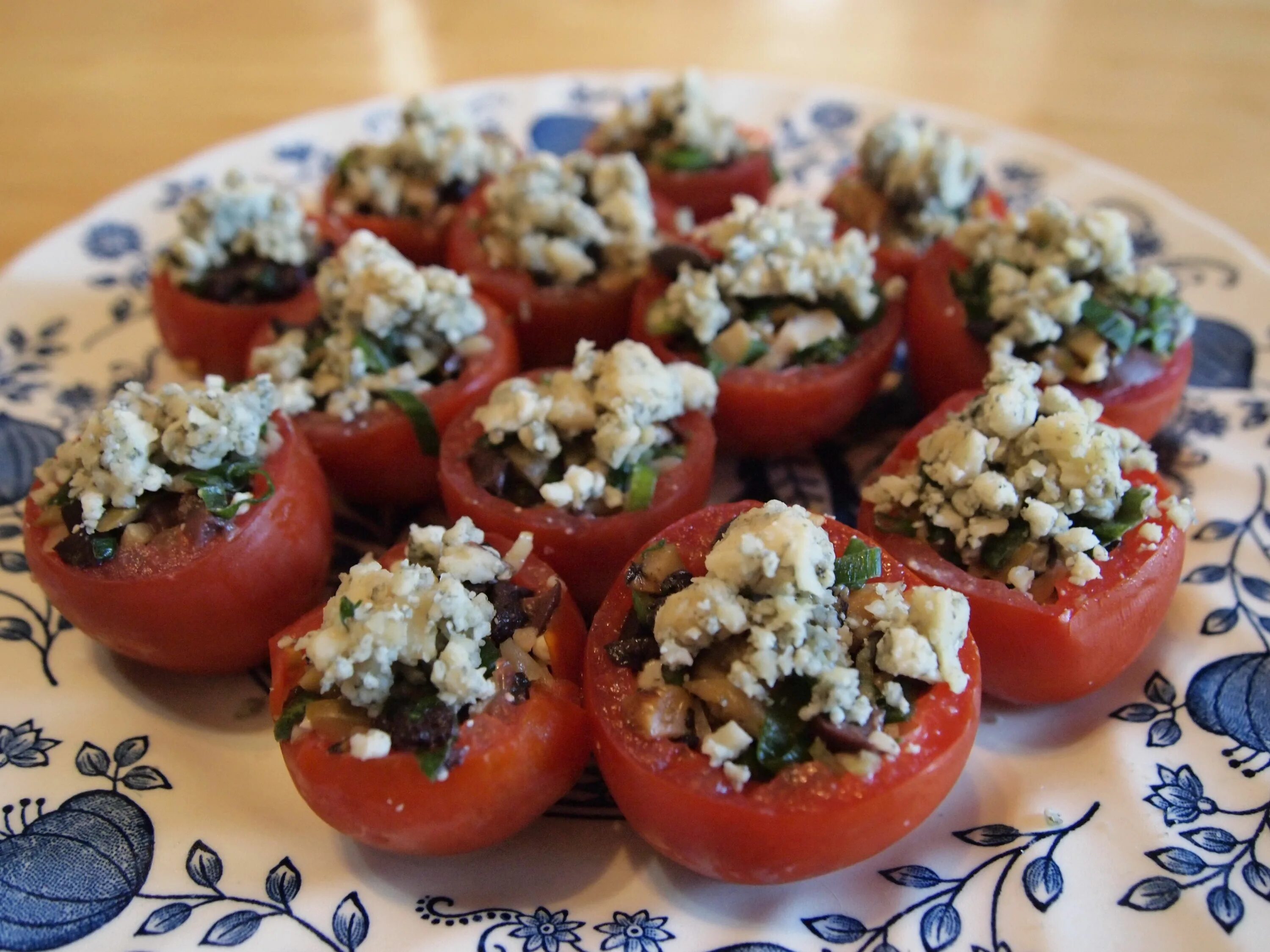 Помидоры с начинкой фото Blue Cheese & Olive Stuffed Tomatoes Recipe - culicurious Tomato recipes, Cheese