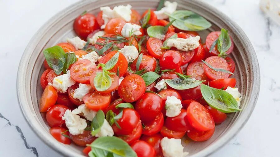 Помидоры салат фото Tomato and Herb Salad with Goats Cheese Recipe Herb salad, Goat cheese salad, Sa