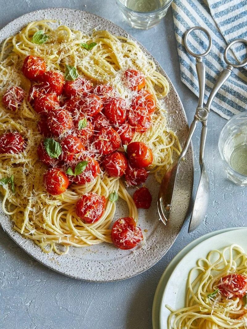 Помидоры спагетти фото Butter Roasted Cherry Tomato Pasta Spoon Fork Bacon Cherry tomato pasta, Roasted