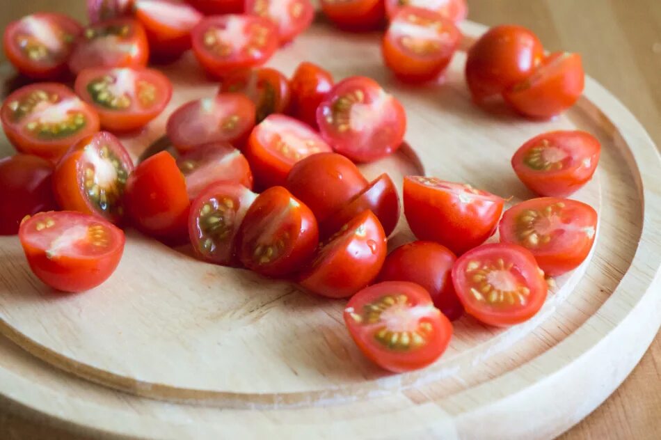 Помидоры цезарь фото Вкусные рецепты салата Цезарь с курицей, креветками, семгой, ветчиной, колбасой,