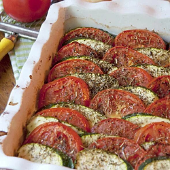 Помидоры в духовке запеченные рецепты фото Tomato-Zucchini Tian. Tomato-Zucchini Tian. Layers of tomatoes and zucchini over