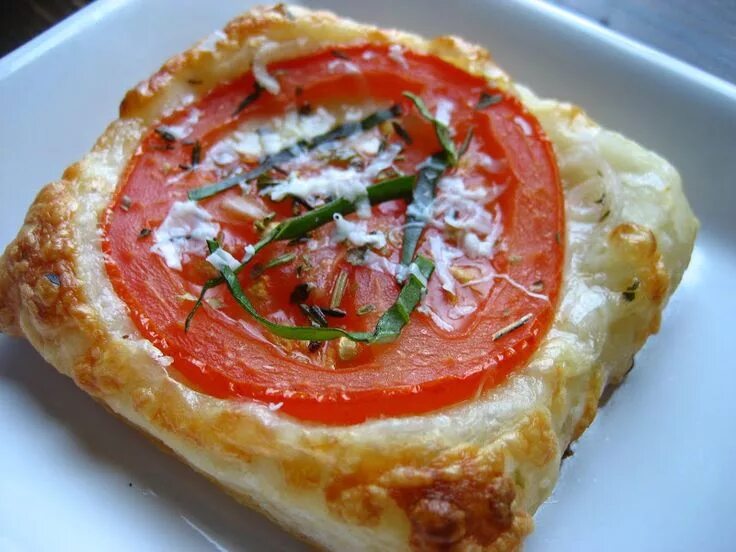 Помидоры в тесте рецепт с фото Tomato Puff Pastry Bites Recipes, Cooking, Puff pastry recipes