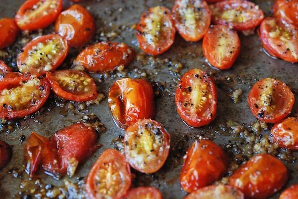 Помидоры запеченные в духовке фото Garlic Roasted Cherry Tomatoes from www.thenovicechefblog.com Roasted cherry tom