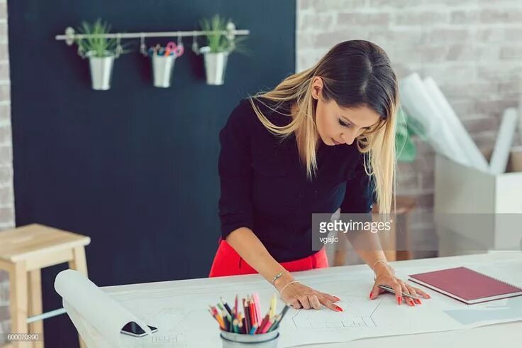 Помощник дизайнера интерьера Female Architect at Work