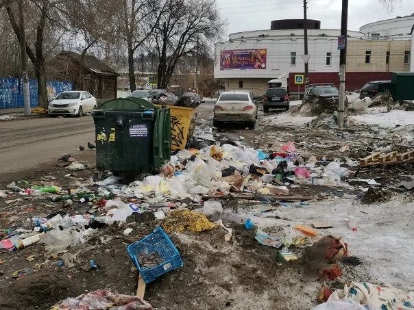 Помойка фото городская Около Московского вокзала гостей города "встречает" мусор Чем недовольны жители 