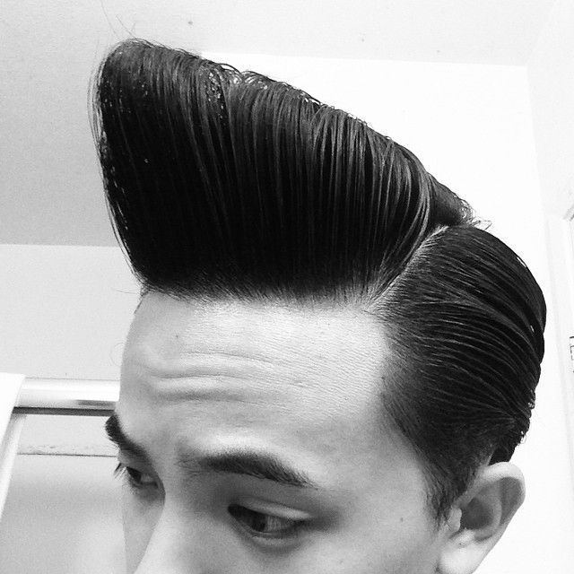 Помпадур прическа Check out the pomp on @KyleYap38. It's not often you see a pomp this high. #Suav