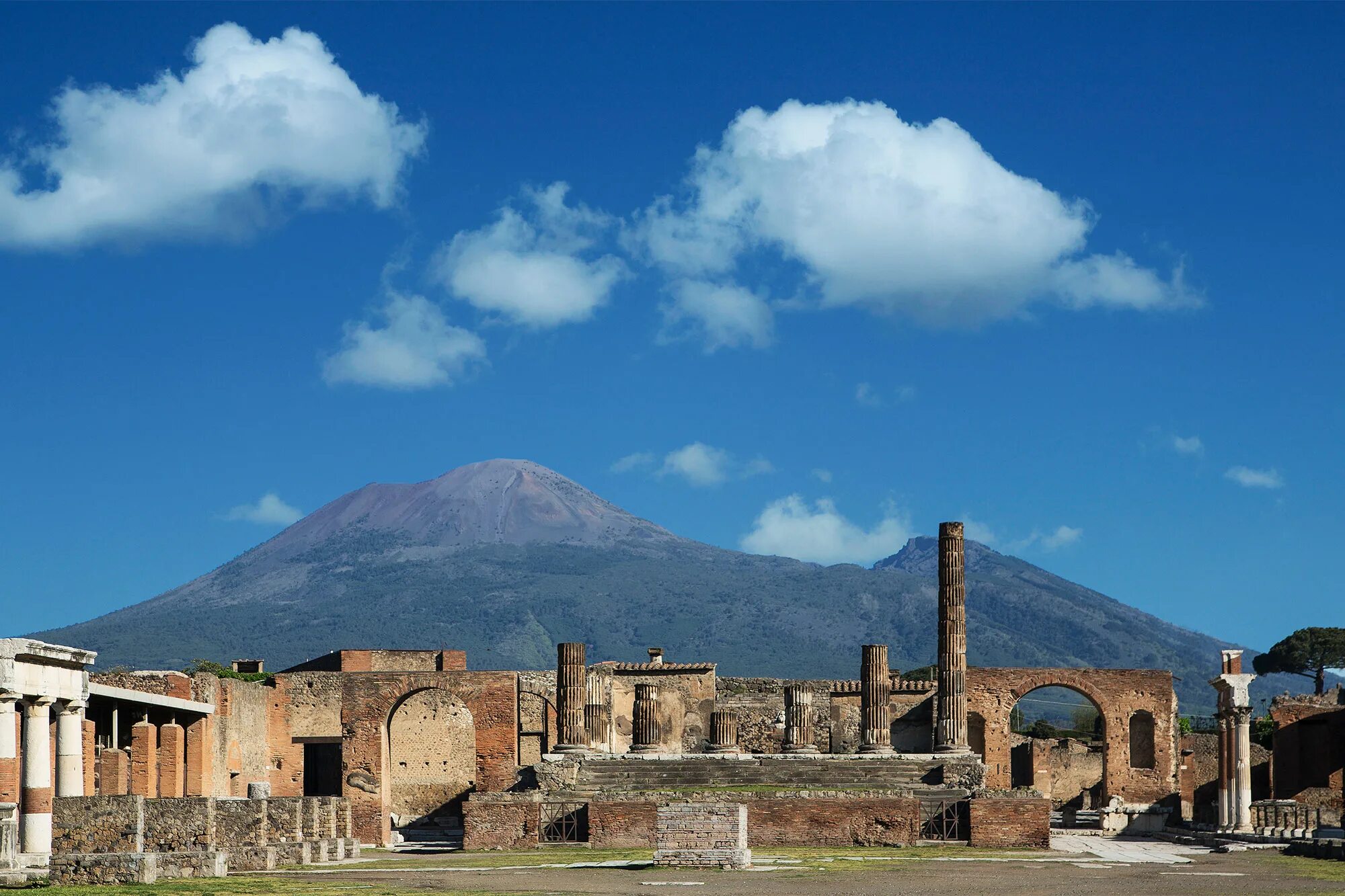 Помпей фото города Aussie tourist arrested after illegally riding a moped through Pompeii heritage 