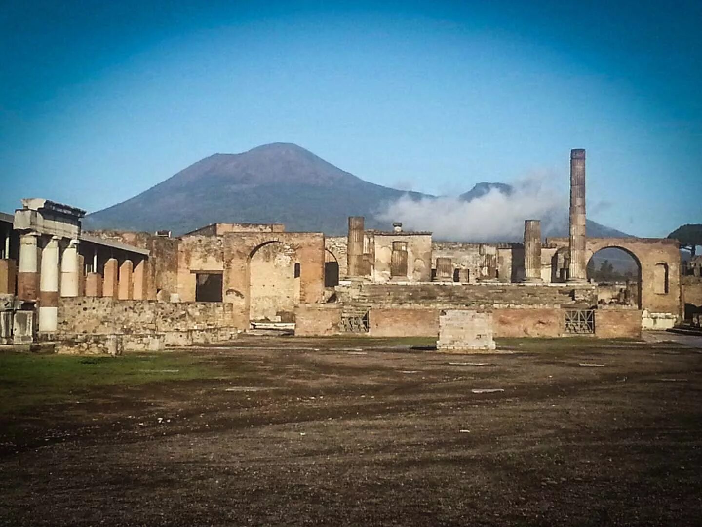 X-Ray Technique Reveals Charred Scrolls From Vesuvius Eruption