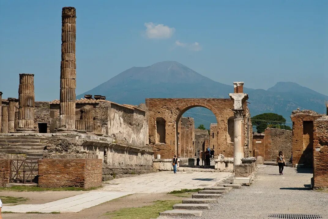 Помпей фото города The Fall and Rise and Fall of Pompeii Smithsonian