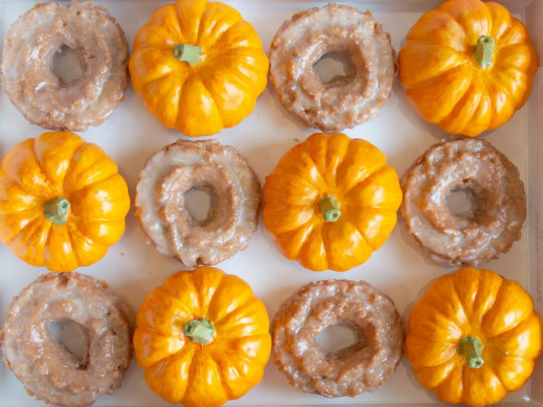 Пончики из тыквы рецепт с фото How to Snag a Free Pumpkin Spice Doughnut From Krispy Kreme Today