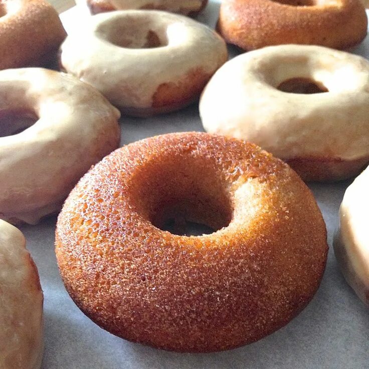 Пончики в духовке фото Apple Cider Baked Doughnuts with Maple Glaze King Arthur Flour Apple cider donut