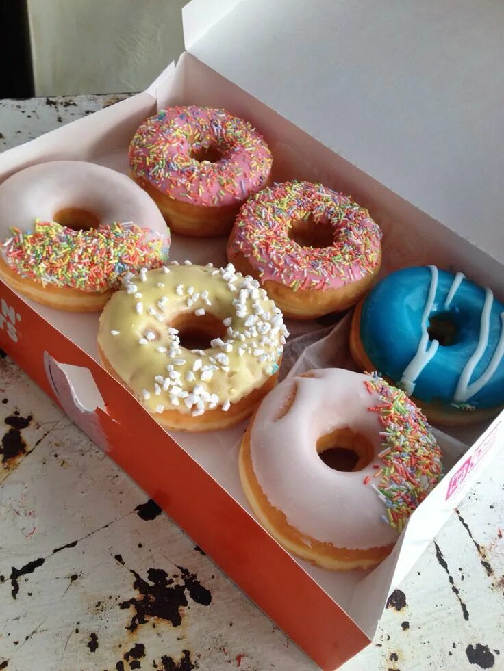 Пончики в коробке фото Pin by Deborah Owusu-Amanfu on Donuts Delicious donuts, Just donuts, Yummy food