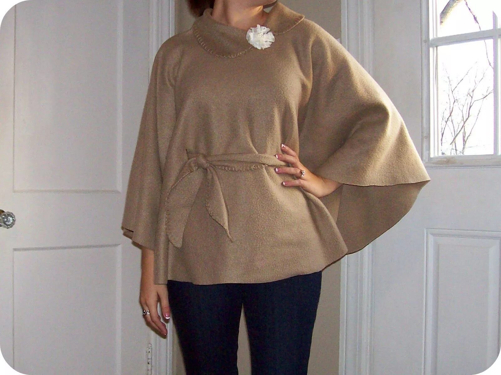 Пончо женское фото из ткани Little Snippets: DIY: Easy no-sew fleece poncho! Sewing fleece, Fleece poncho, C