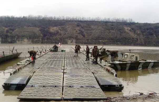 Понтонные мосты военные фото 20 to 25 pontoons arrived at the Seversky Donets. The APU transferred pontoons u