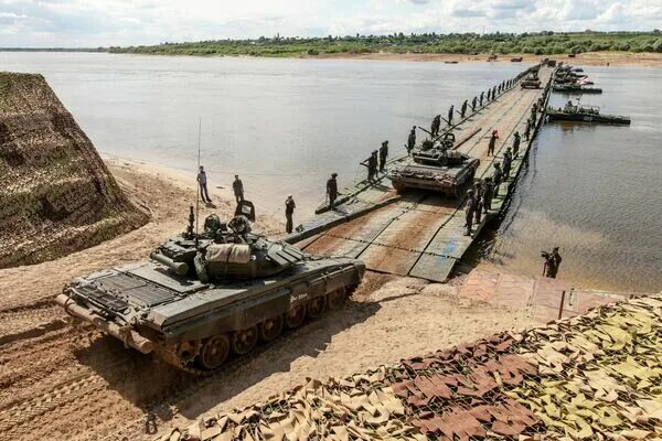 Понтонные мосты военные фото "Открытая вода": переправить танки через реку и уничтожить "врага" - РИА Новости