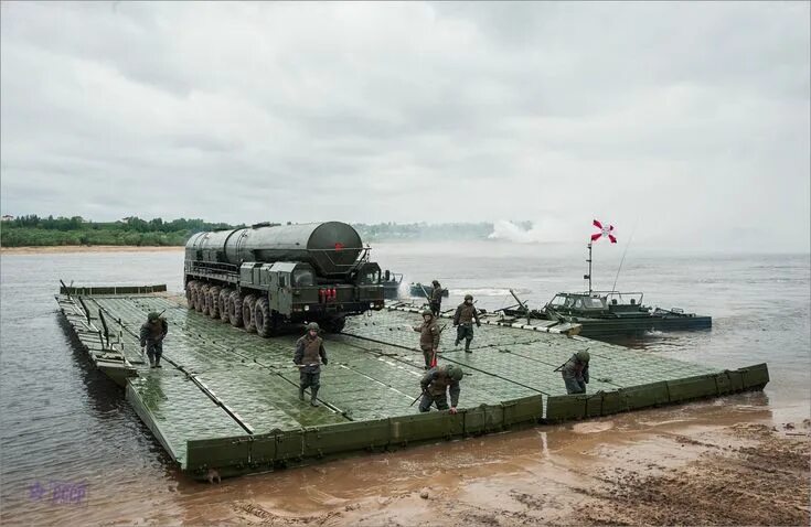 Понтонные мосты военные фото В эксплуатацию с завода ракета мобильного базирования РС-24 поступает в транспор