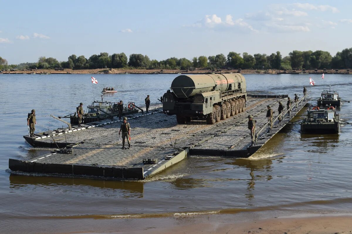 Понтонные мосты военные фото Понтонные подразделения инженерных войск впервые навели наплавной мост двойной ш