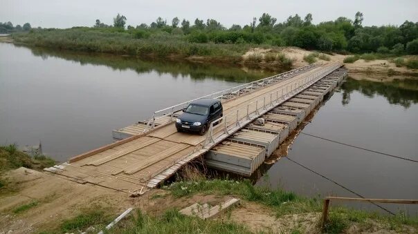 Понтонный мост фото В селе Демушкино установили понтонный мост через реку Мокша. Он соединяет отдале