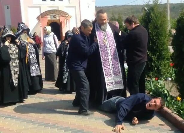 Поп бьет фото VIDEO: Priest rides 'possessed' man like donkey in bizarre exorcism - Daily Star