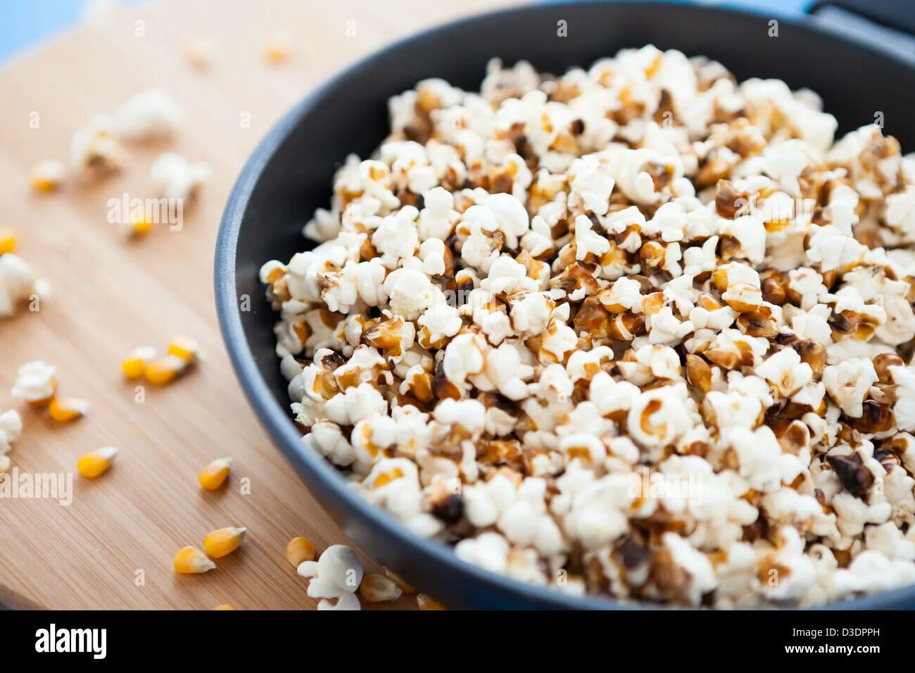 Попкорн на сковороде рецепт с фото Popcorn cooked in a frying pan, closeup Stock Photo - Alamy