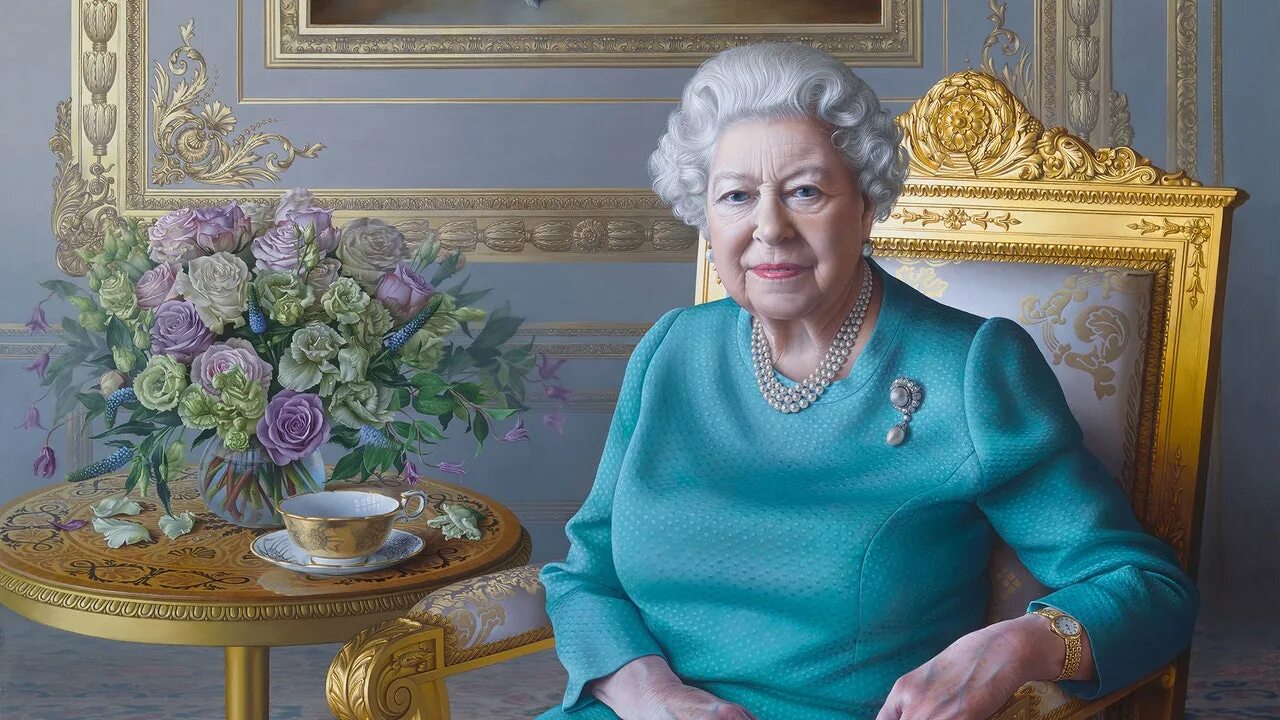 Портрет королева фото The Queen new portrait unveiled UK Foreign & Commonwealth Office virtual visit T