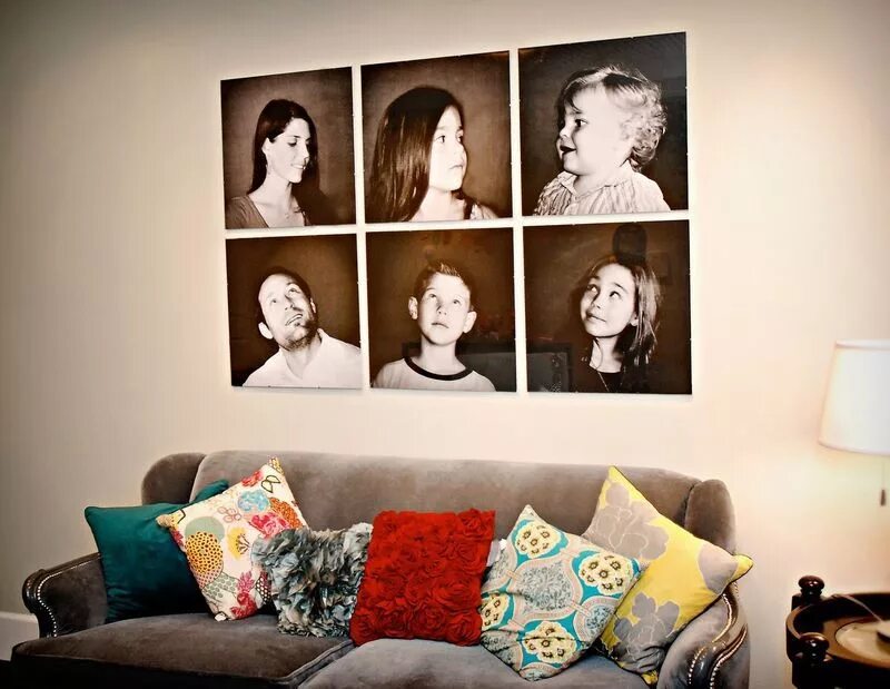 Портрет на стене в интерьере brady bunch wall Family photo wall, Decor, Family portraits