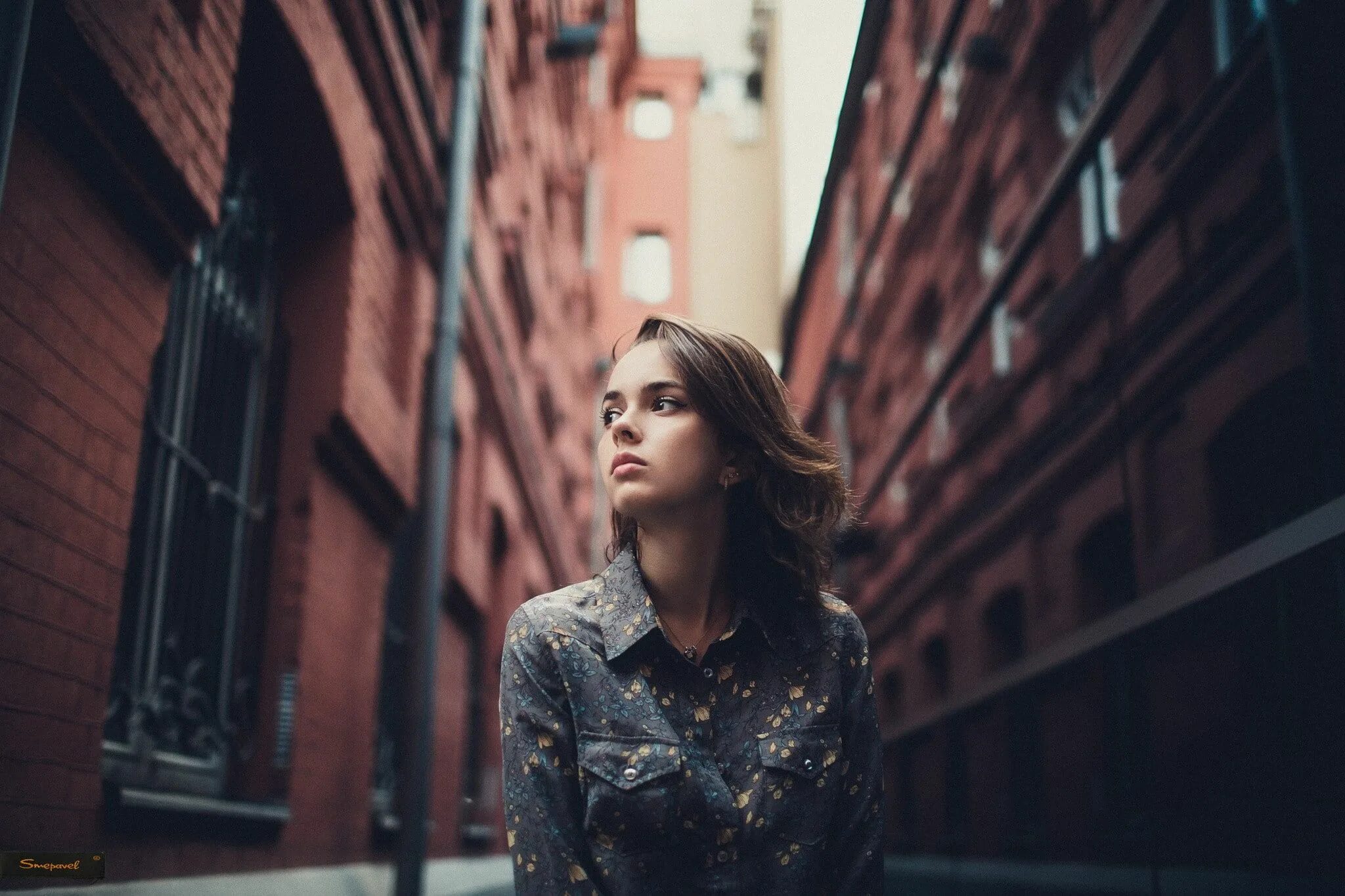 Портрет на улице фото #women #face #portrait looking away depth of field #street women outdoors #brune