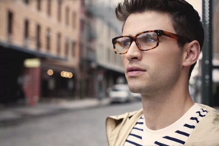 Портрет в очках фото Ultimate Guide to Tortoise Shell Glasses Eyewear trends, Glasses fashion, Mens s