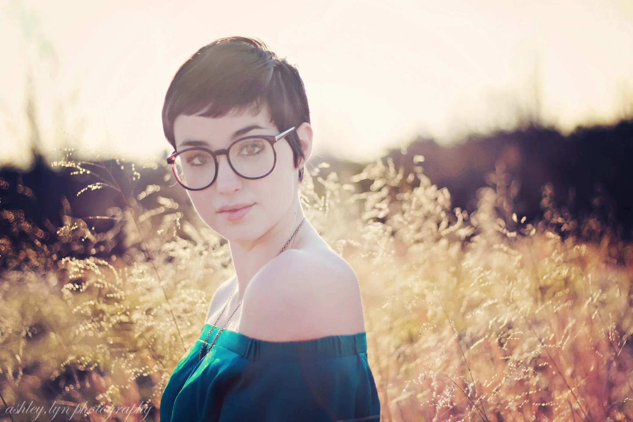 Портрет в очках фото Wallpaper : sunlight, model, glasses, field, dress, blue, fashion, hair, vintage