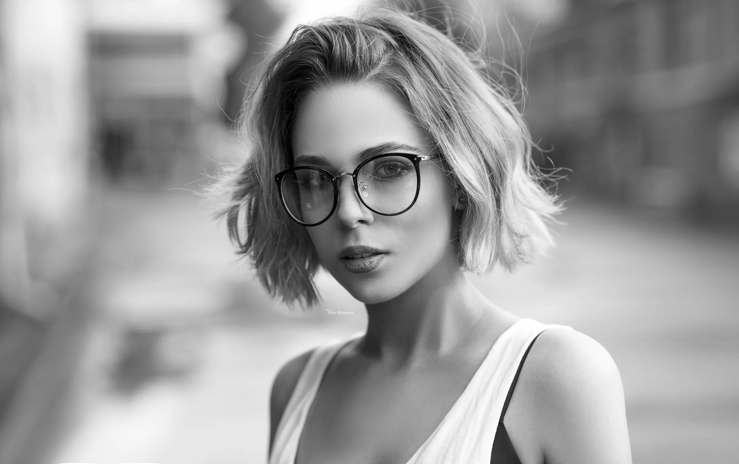 Портрет в очках фото Wallpaper : monochrome, Maksim Romanov, face, portrait, women with glasses 2560x