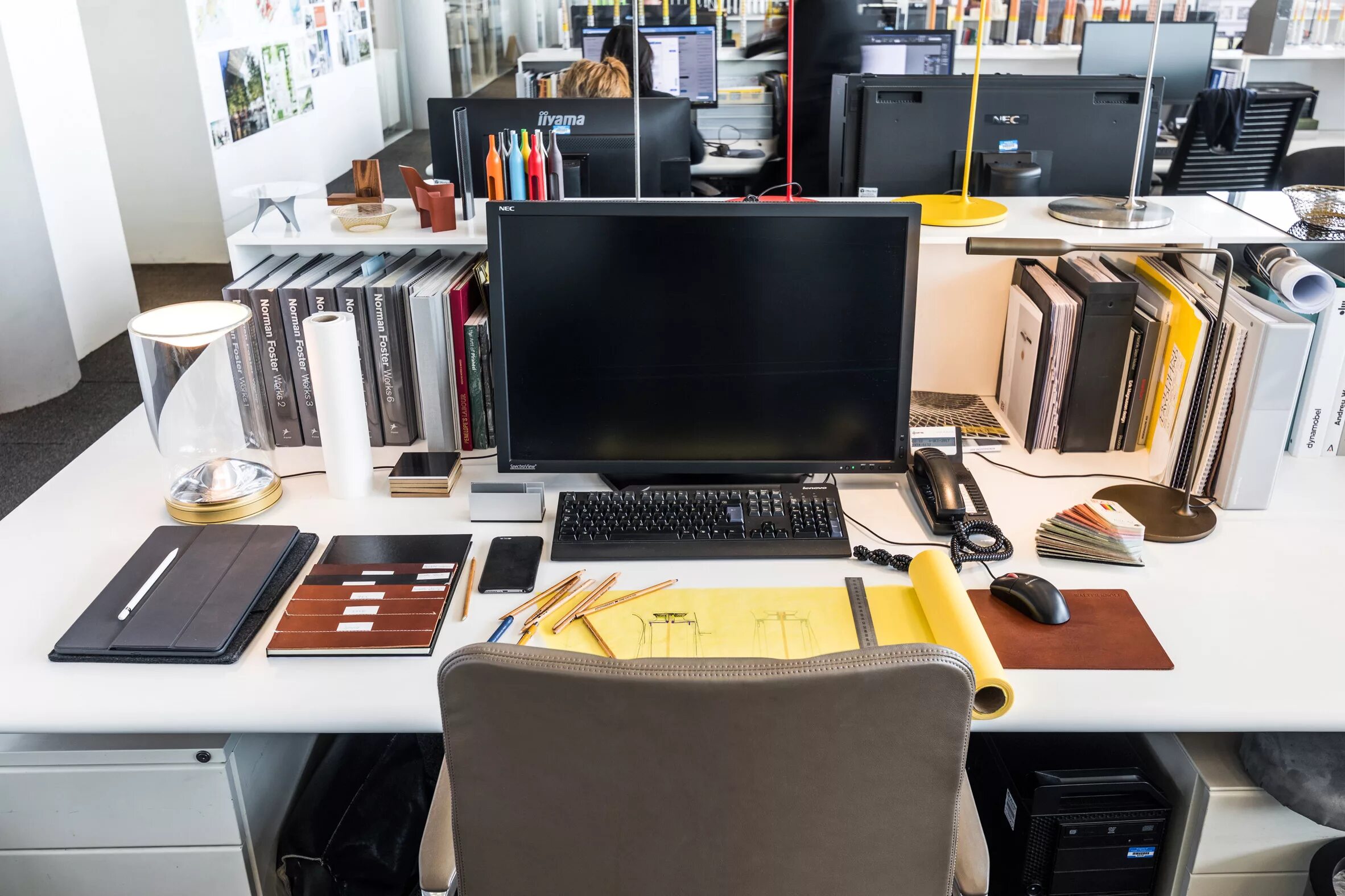 Порядок на работе фото Desks of Nicholas Grimshaw and Luke Pearson revealed in photographs