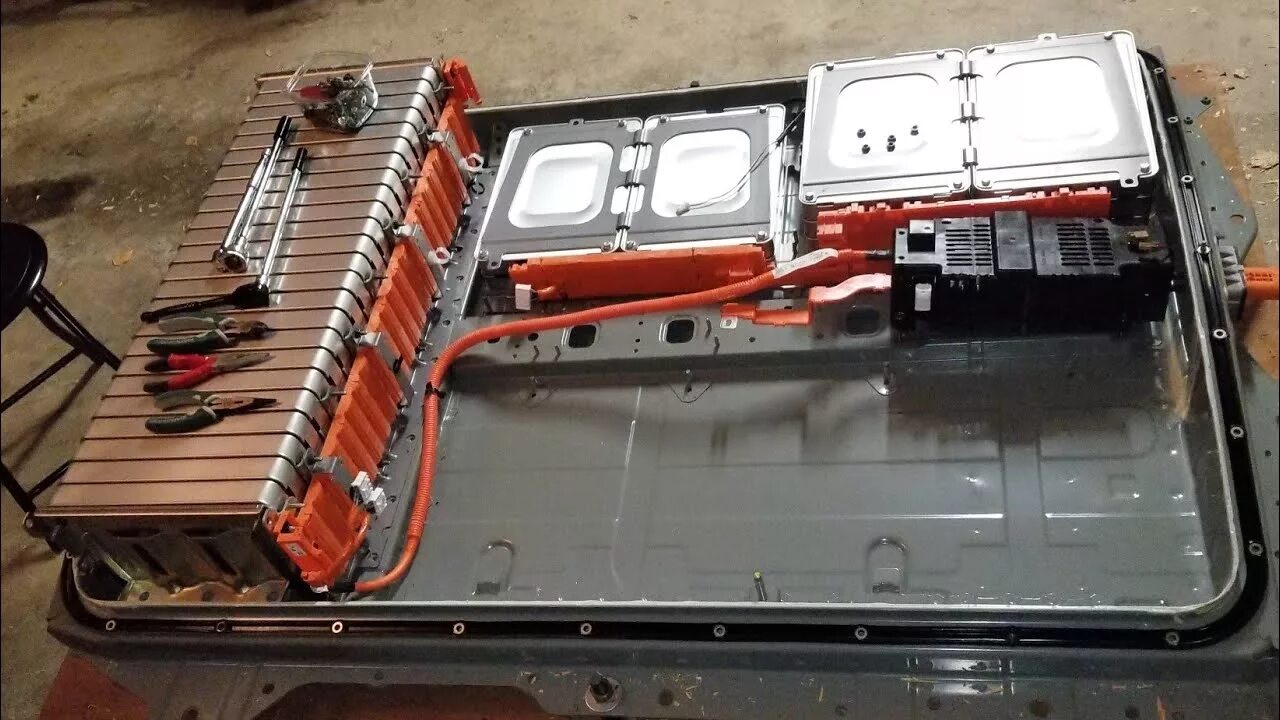 Порядок разборки батареи ниссан лиф DISASSEMBLING A 24KWH NISSAN LEAF PACK - EV Battery Technology - YouTube