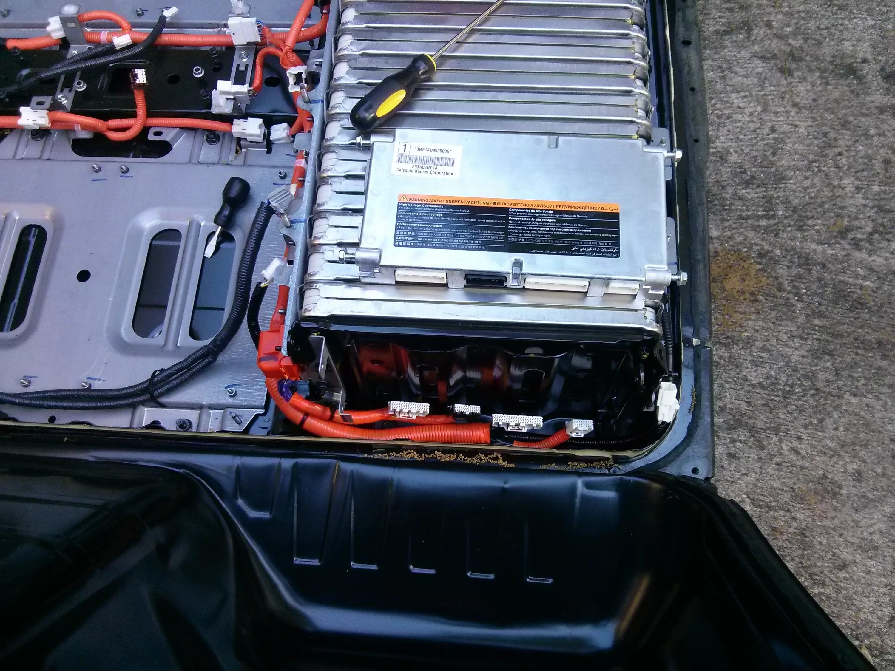 Порядок разборки батареи ниссан лиф How to open a 2013 Nissan Leaf battery pack and remove the modules Jay's Technic