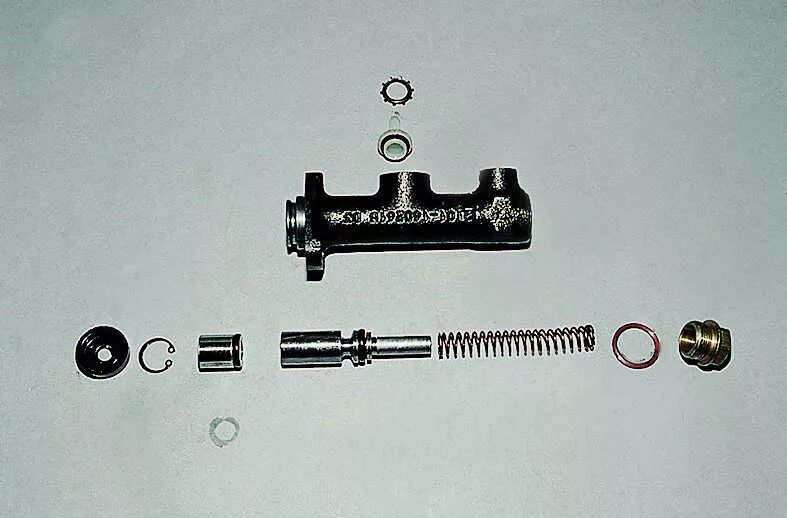 Порядок сборки главного цилиндра сцепления Установка ГЦС ВАЗ-2101 - ЗАЗ 968, 1,2 л, 1993 года своими руками DRIVE2