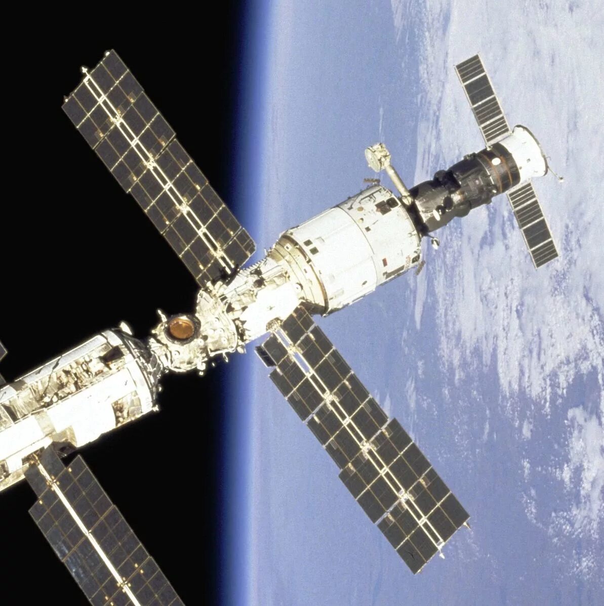 Порядок сборки мкс Файл:ISS Zvezda module-small.jpg - Википедия