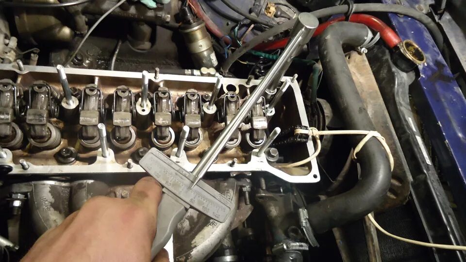 Removing the cylinder head of the VAZ-2123 engine