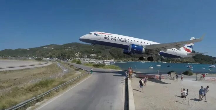 Посадка самолета в батуми фото Video shows British Airways plane narrowly miss holidaymaker’s heads as it lands