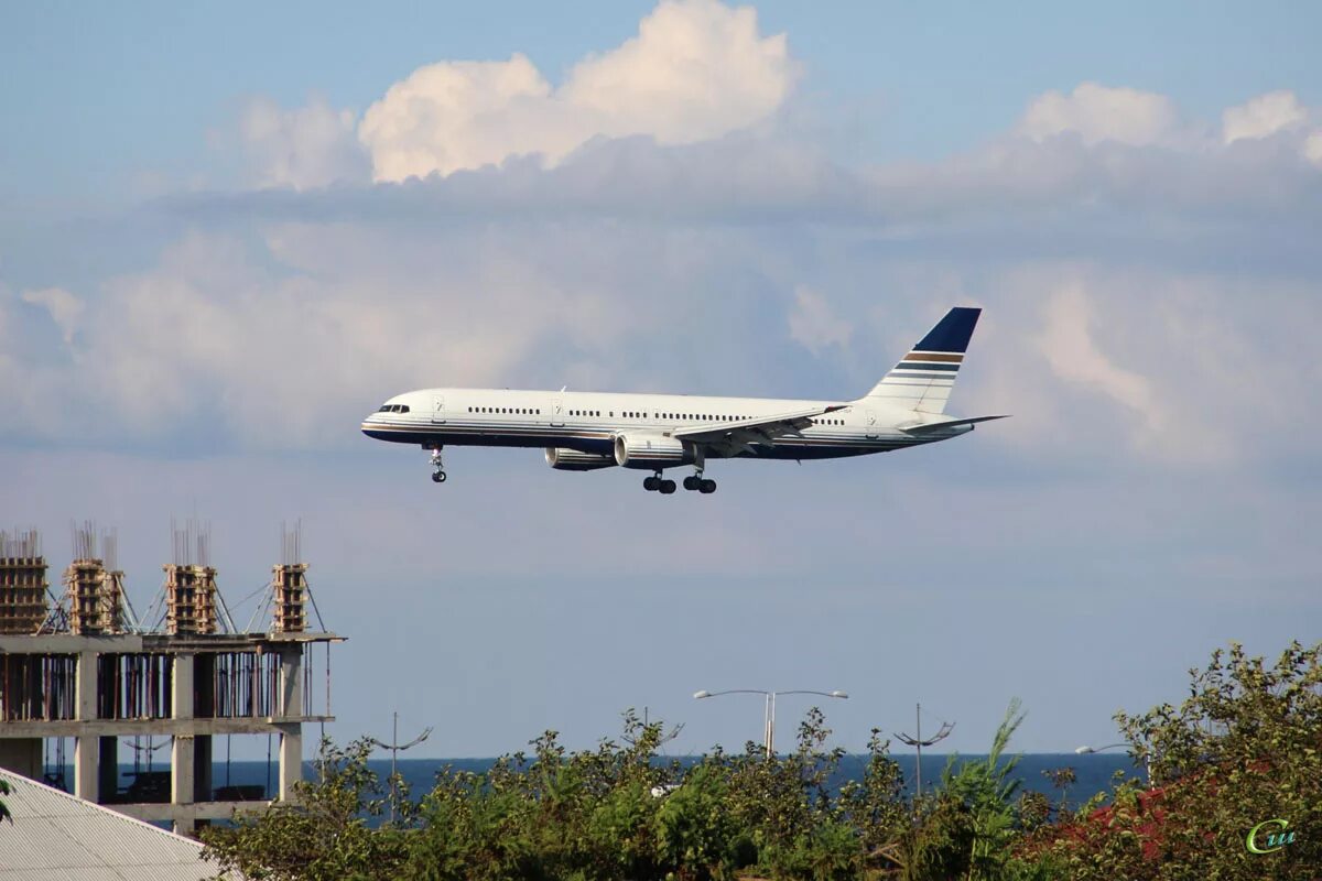 Посадка самолета в батуми фото Самолет Boeing 757-200 (EC-ISY) авиакомпании Privilege Style совершает посадку в